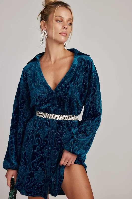 Shift Women Dress with a Simple and Classic Design for Everyday WearKali Blue Long Sleeve Velvet Dress