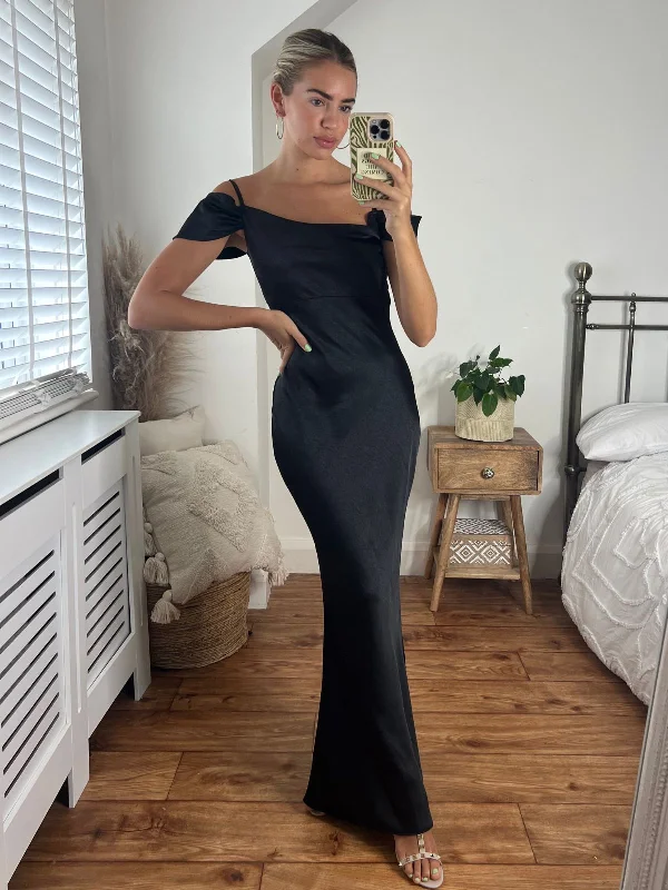 Long - Sleeve Women Dress in Velvet for a Luxurious Winter LookFelicity Cold Shoulder Satin Maxi Dress / Black