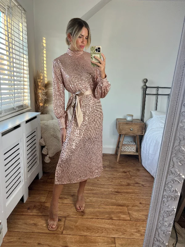 Long - Sleeve Women Dress in Velvet for a Luxurious Winter LookRoxi Sequin Midi Dress / Rose Gold