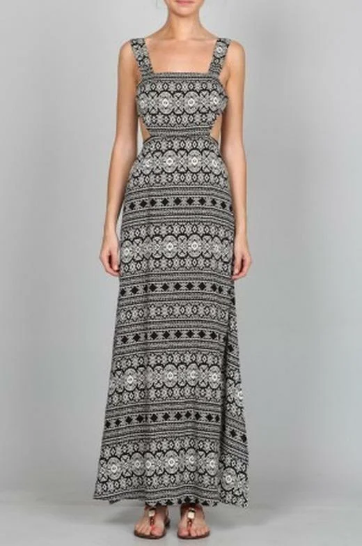 Wrap - Style Women Dress with Adjustable Fit for All Body TypesEn Créme Black Medallion Print Maxi Dress