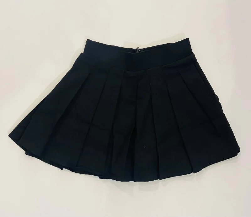 Patterned Geometric Women Shorts for a Modern AppealSharon Pleated Pocket Skort In Black